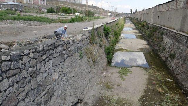 Bayrampaşa Deresi’nin Islah Çalışmalarında İşçiler Zor Anlar Yaşıyor