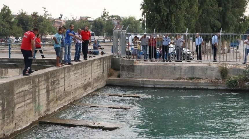 Cankur Ve Su Altı Polisi Kanala D&uuml;şen &Ccedil;ocuğu Arıyor