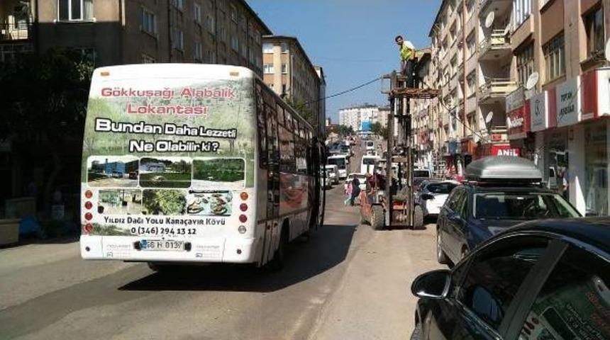 Caddeye D&uuml;şen Telefon Kablosu Trafiği Engelledi