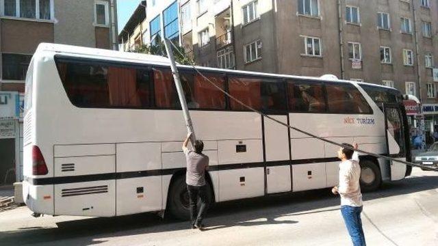 Caddeye Düşen Telefon Kablosu Trafiği Engelledi