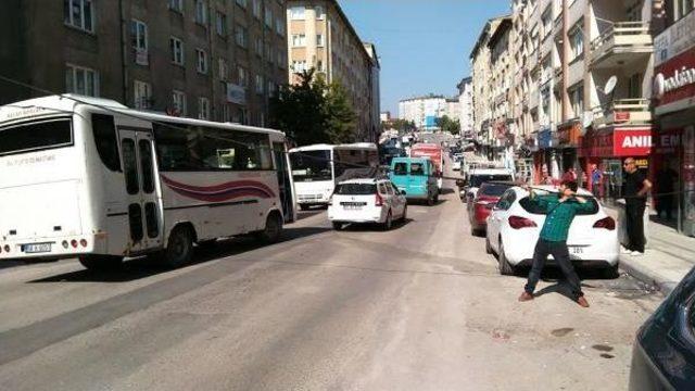 Caddeye Düşen Telefon Kablosu Trafiği Engelledi