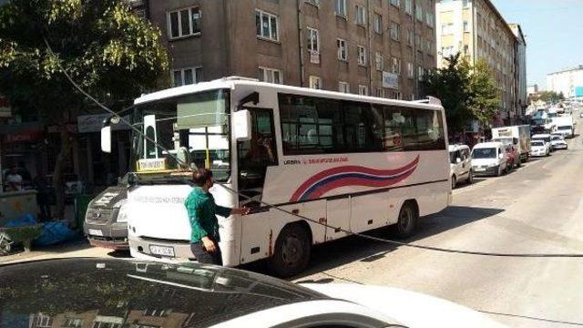 Caddeye Düşen Telefon Kablosu Trafiği Engelledi