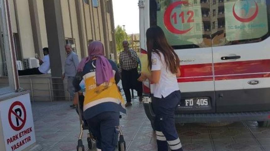 Kahta'da Yolcu Minib&uuml;s&uuml; Devrildi: 4 Yaralı