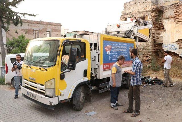 Matbaa Malzemeleri Çöp Kamyonunda Patladı: 2 Yaralı