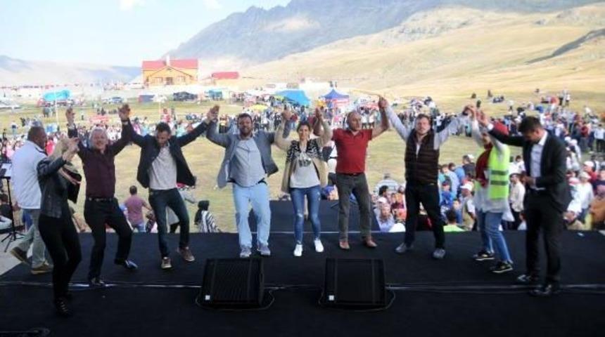 Ovit Yayla Şenliklerinde 1 Saat 14 Dakika Aralıksız Horon Oynadılar