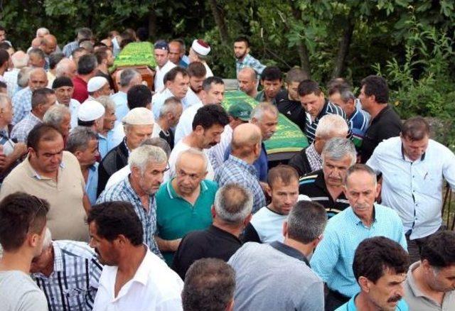 Zonguldak'ta Kına Dönüşü Otomobil Tarandı: 3 Ölü, 1 Yaralı (3)