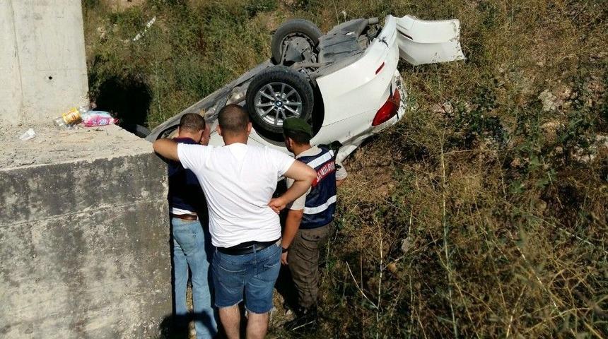 Ara&ccedil;la &Ccedil;arpışan Otomobil K&ouml;pr&uuml;den U&ccedil;tu: 3 Yaralı