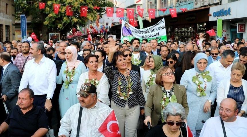 Adalet Bakanı G&uuml;l Ve &Uuml;nl&uuml; Sanat&ccedil;ılar Antep Fıstığı İ&ccedil;in Y&uuml;r&uuml;d&uuml;