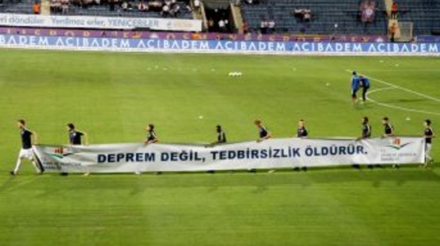 Osmanlıspor İle Galatasaray Ma&ccedil;ında 17 Ağustos Depremi Unutulmadı