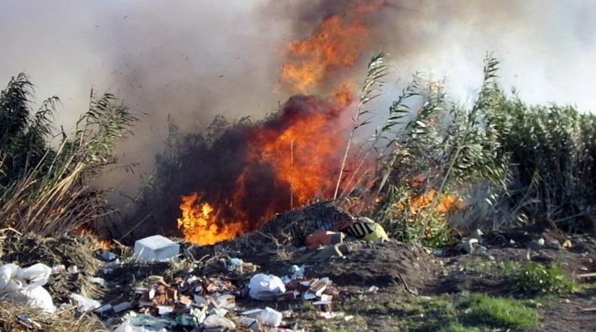 Sazlık Yangını İl&ccedil;eyi Duman Altında Bıraktı