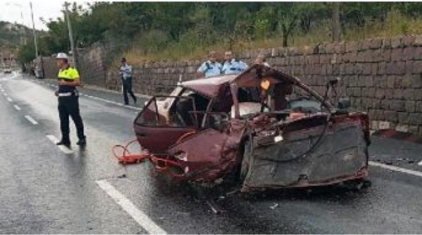 Otomobil Istinat Duvarına Çarptı: 1 Ölü, 4 Yaralı