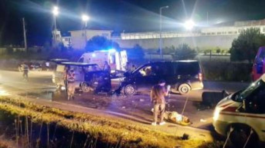 İki Minibüs Kafa Kafaya Çarpıştı: 8 Yaralı