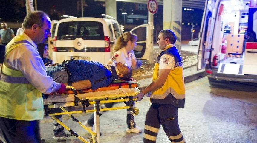 Alkoll&uuml; S&uuml;r&uuml;c&uuml; Aracıyla Kavşağa &Ccedil;ıktı: 2 Yaralı