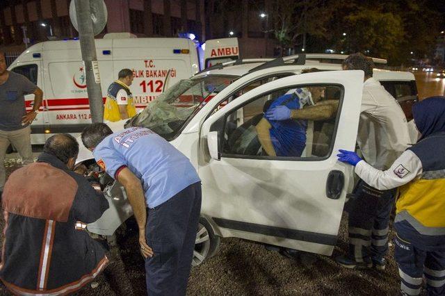 Alkollü Sürücü Aracıyla Kavşağa Çıktı: 2 Yaralı