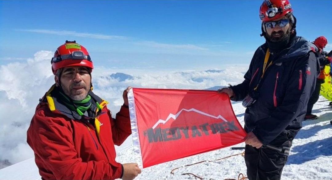 Gazeteciler 5 Bin 40 Metrelik Kazbek&rsquo;in Zirvesinde