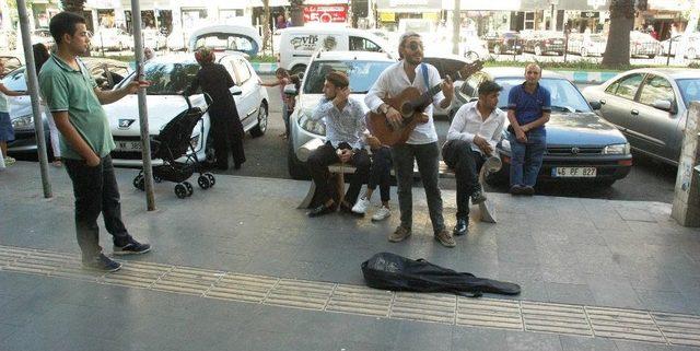 Kurban Kesemeyenler İçin Çaldı, Söyledi