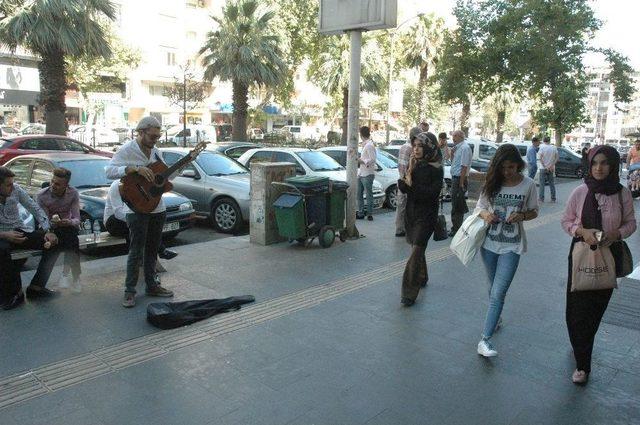 Kurban Kesemeyenler İçin Çaldı, Söyledi