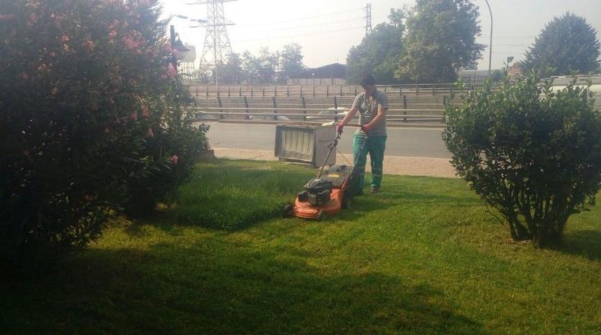 İzmit&rsquo;in Mahallelerinde Tırpanlama &Ccedil;alışmaları Başladı