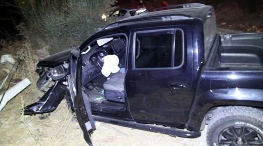 Alkoll&uuml; S&uuml;r&uuml;c&uuml; Otomobile &Ccedil;arptı, 1 &Ouml;l&uuml;, 1 Ağır Yaralı