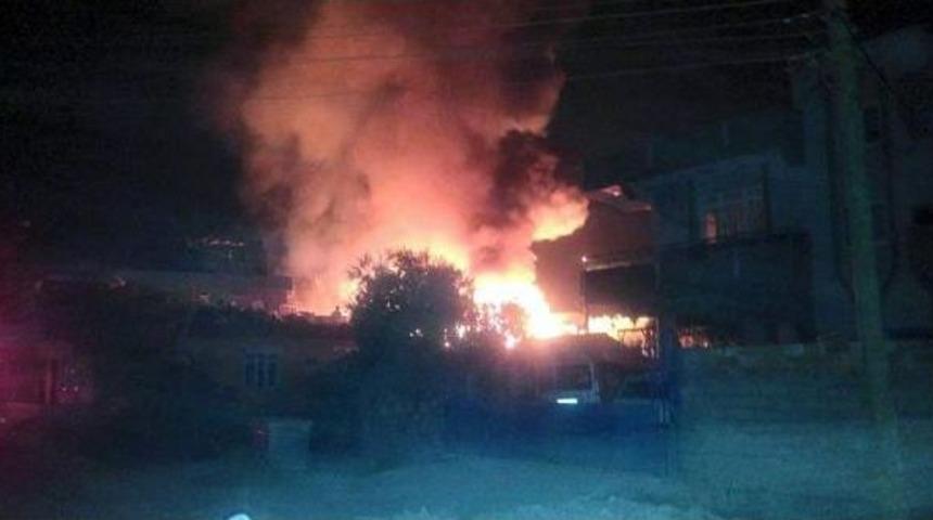 Antalya'da 3 Ev Yandı