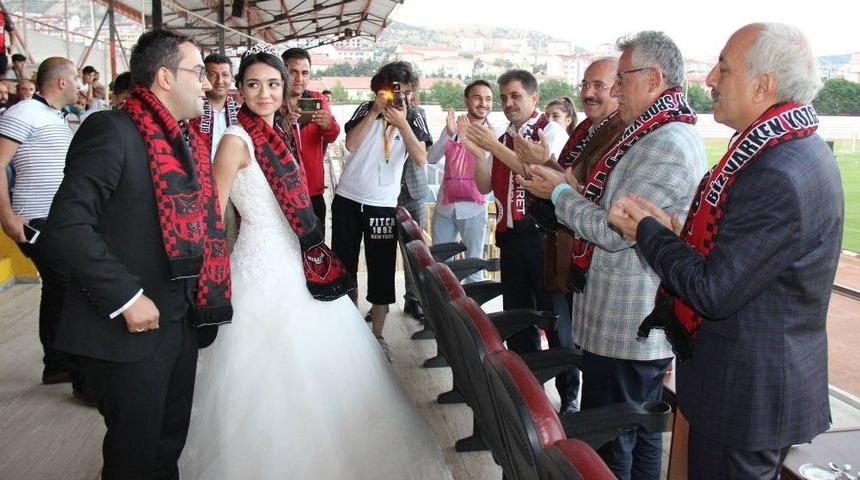 D&uuml;ğ&uuml;nleri Biter Bitmez Soluğu Stadyumda Aldılar