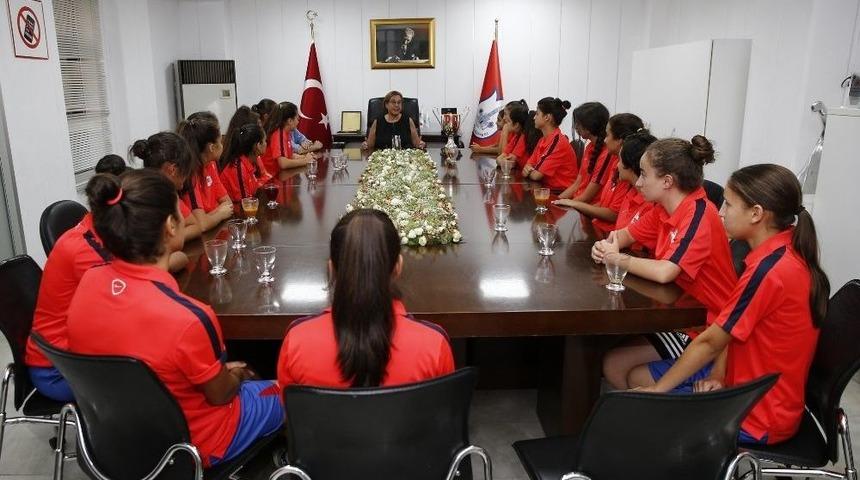 Konak&rsquo;ın Kızları Kupa Sevincini Pekdaş&rsquo;la Paylaştı