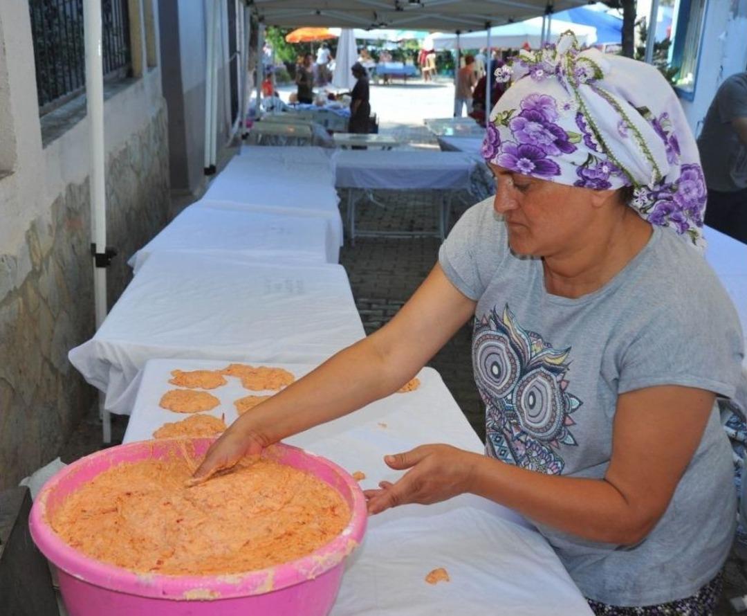 Kadınlardan Tarhana Yapımı Eğitimi