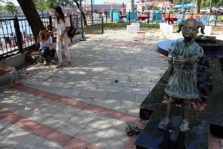 Atatürk’E Çiçek Veren Kız Heykeline Saldırı