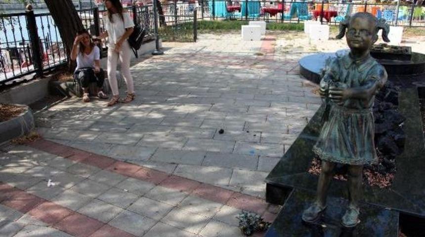 Atat&uuml;rk&rsquo;E &Ccedil;i&ccedil;ek Veren Kız Heykeline Saldırı