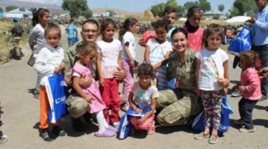 Şehit Korucuların &Ccedil;ocuklarına Hediye