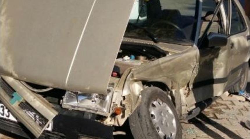 Adıyaman&rsquo;da İki Otomobil &Ccedil;arpıştı: 3 Yaralı