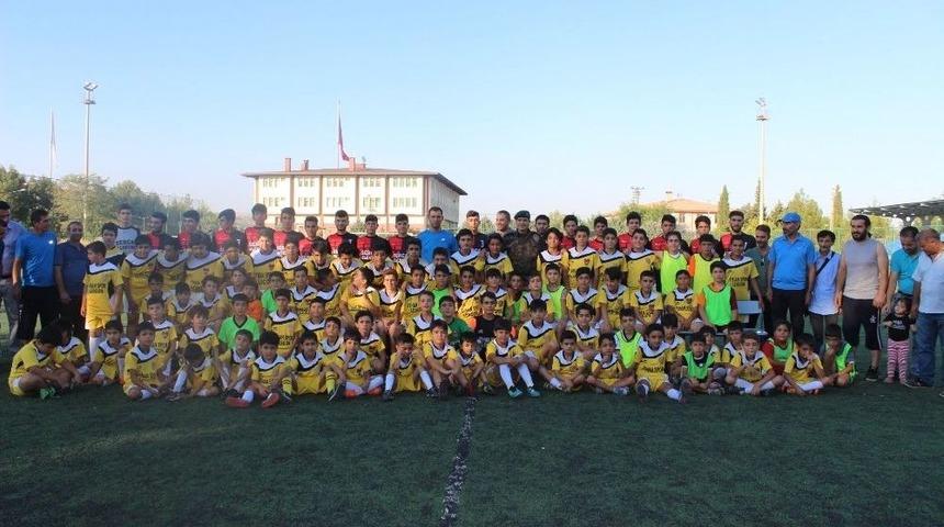 Emniyet M&uuml;d&uuml;r&uuml; Alper&rsquo;den Sporcu &Ccedil;ocuklara S&uuml;rpriz