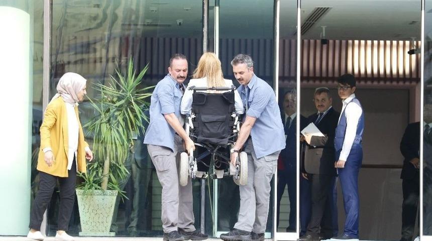 Engelli Milletvekilini Rampa Olmayınca Cumhurbaşkanı Korumaları Taşıdı