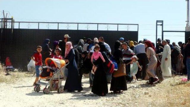 Suriyeliler'in Sınır Kapısında Bayram Geçişi Izdihamı