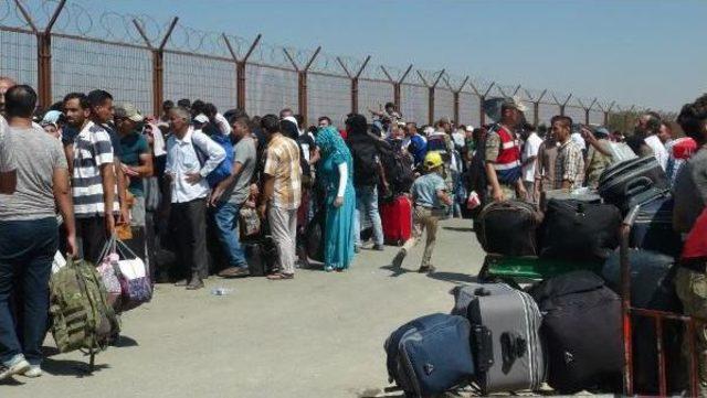 Suriyeliler'in Sınır Kapısında Bayram Geçişi Izdihamı