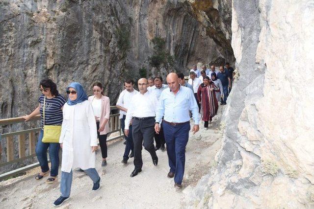 Vali Demirtaş, Kızıldağ Yaylası&rsquo;nda Muhtarlar, Esnaf Ve Vatandaşlarla Buluştu 1