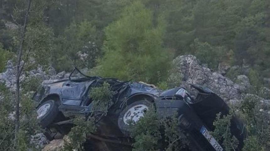 Otomobil, U&ccedil;uruma Yuvarlandı: 6 Yaralı