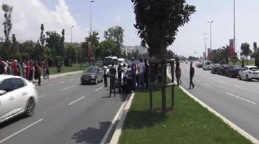 Yolun Karşısına Ge&ccedil;meye &Ccedil;alışan Babaanne-Toruna Araba &Ccedil;arptı