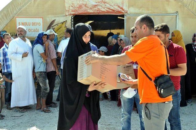 Bayram Öncesi Suriyeli Mültecilere Temizlik Malzemesi Dağıtılıyor