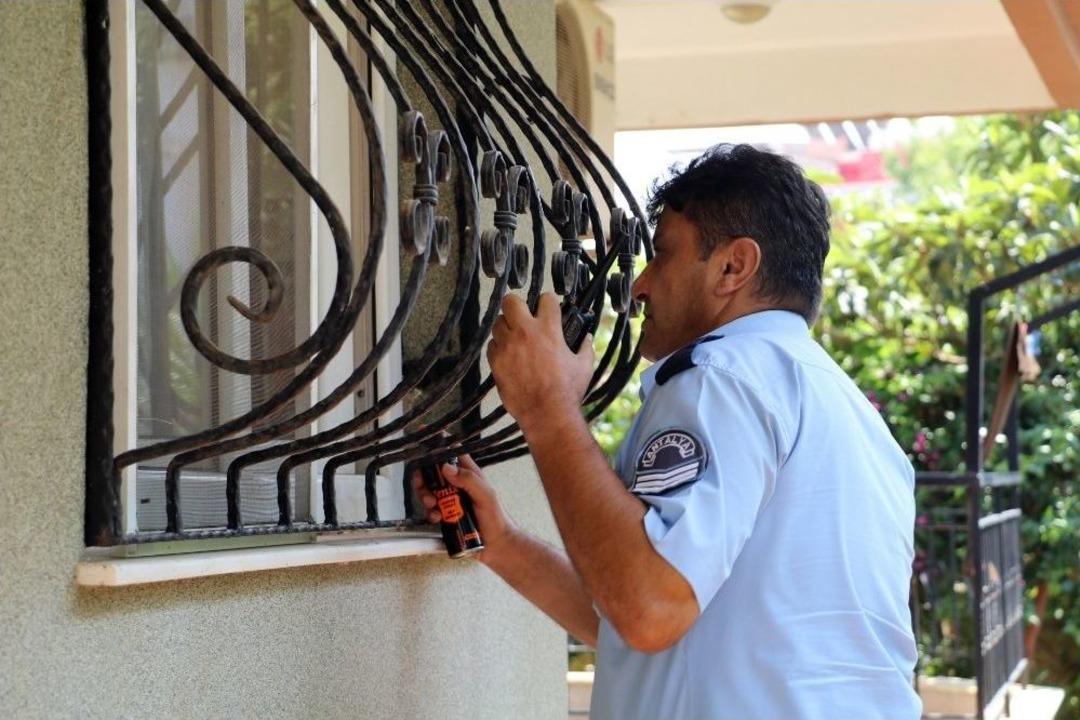 Cinnet Getiren Kadın Elindeki İki Bı&ccedil;akla Kendini Mutfağa Kilitledi