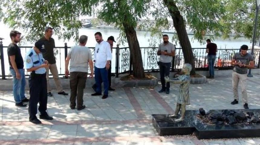 Atat&uuml;rk&rsquo;E &Ccedil;i&ccedil;ek Veren Kız Heykeline Saldırı (2)