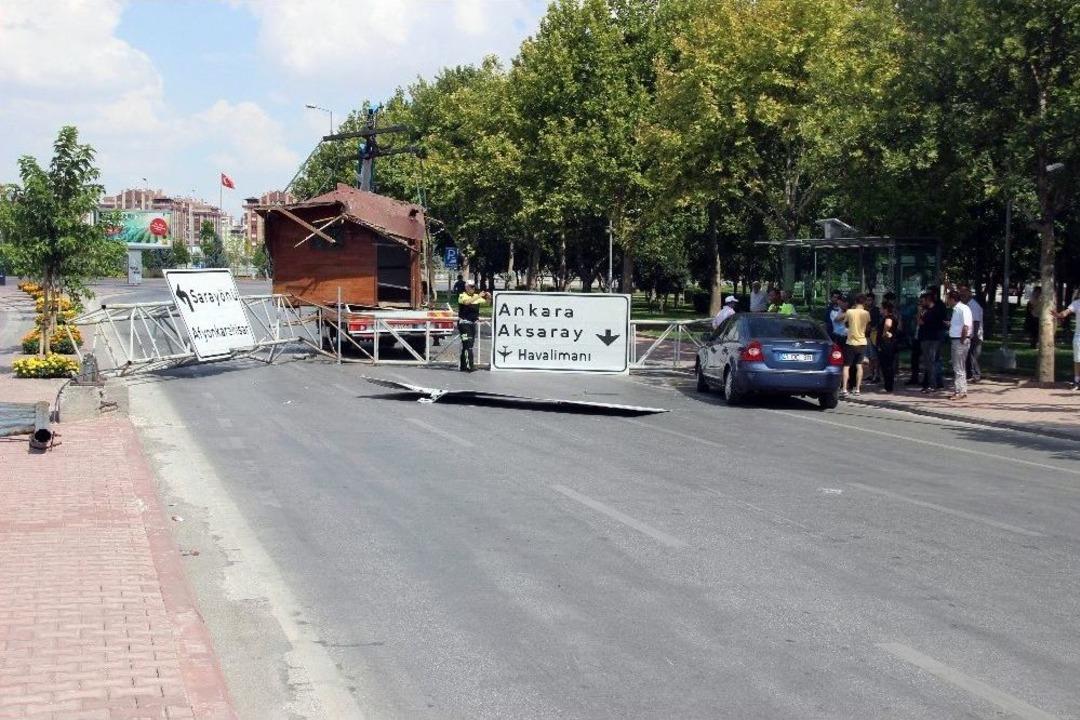 Kul&uuml;be Y&uuml;kl&uuml; Vincin Devirdiği Tabela Direği Faciaya Yol A&ccedil;ıyordu