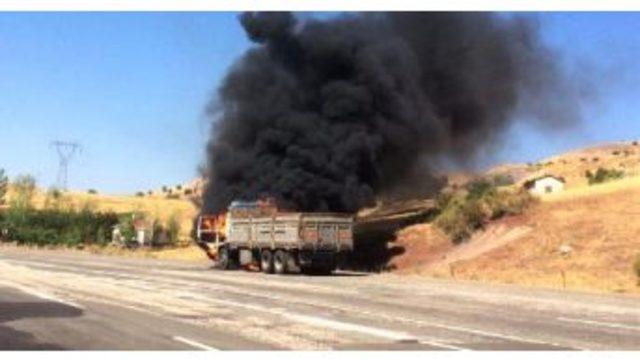 Seyir Halindeki Kamyon Alev Alev Yandı