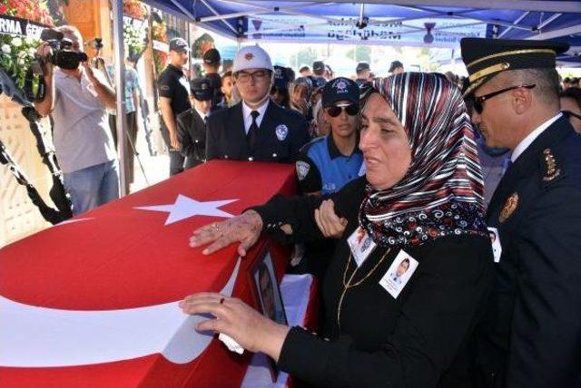 Arkadaş Kurşunuyla Şehit Olan Polis Toprağa Verildi