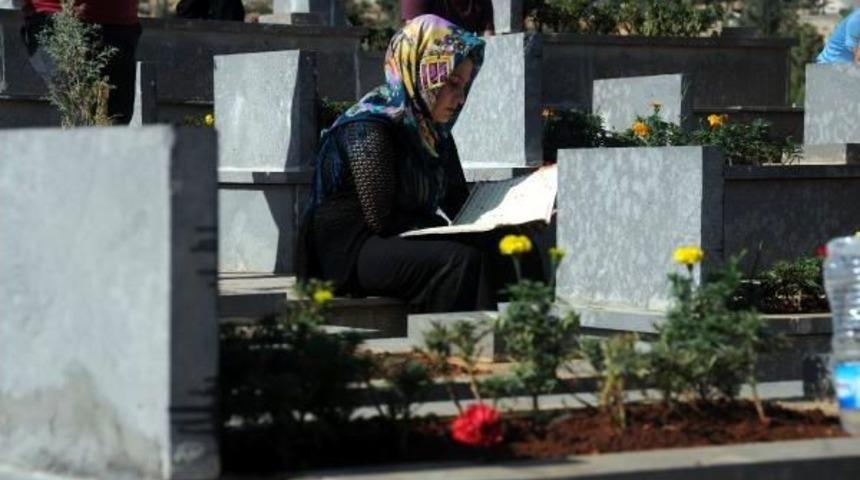 Deaş'ın Kına Gecesine Canlı Bomba Saldırısında &Ouml;len 57 Kişi Anıldı