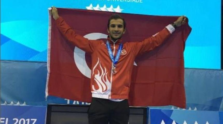 Milli Eskrimci Enver Yıldırım'dan G&uuml;m&uuml;ş Madalya