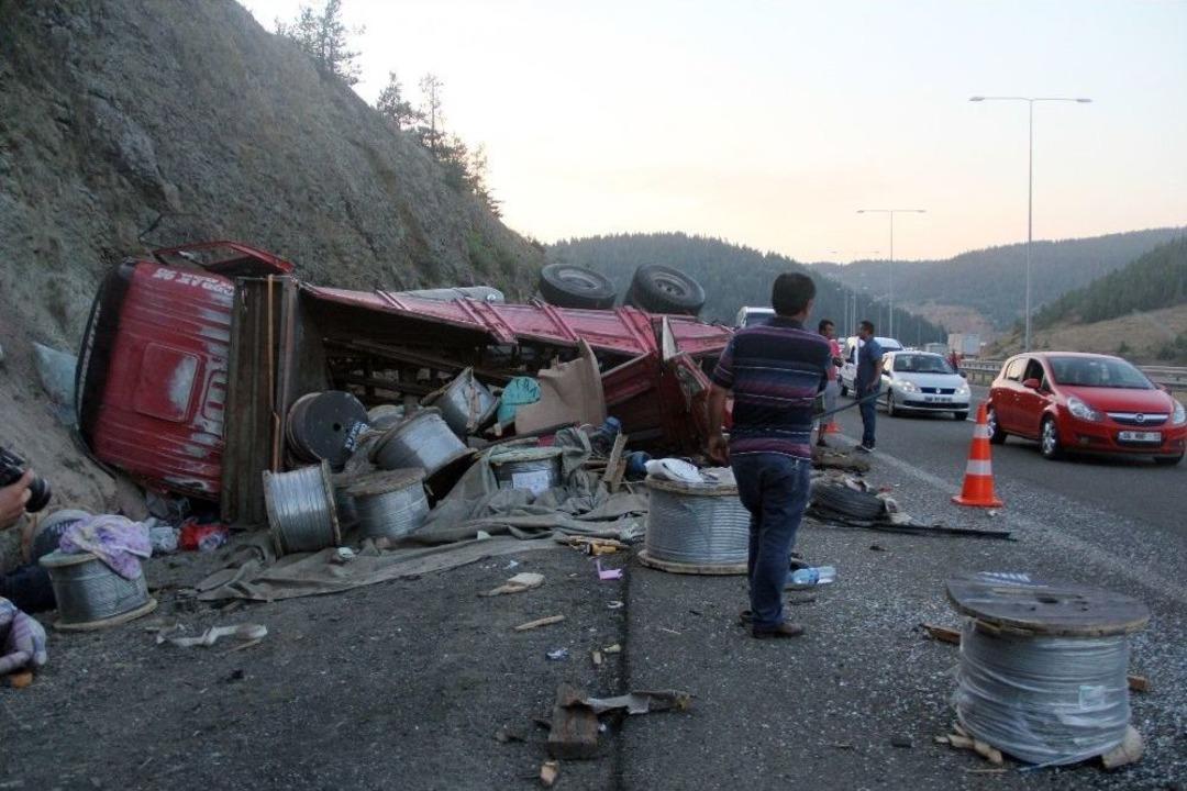 Yolcu Otob&uuml;s&uuml; İle Kamyon &Ccedil;arpıştı: 1 &Ouml;l&uuml;, 21 Yaralı