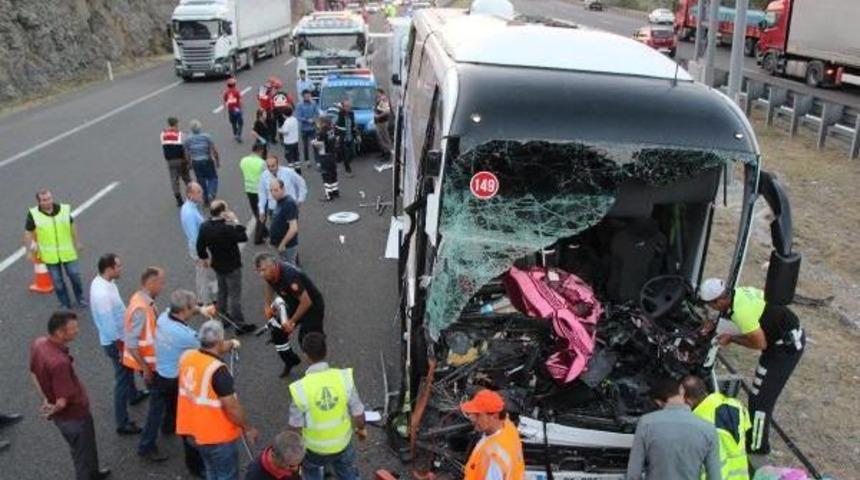 Yolcu Otob&uuml;s&uuml;yle Kamyon &Ccedil;arpıştı: 1 &Ouml;l&uuml;, 21 Yaralı