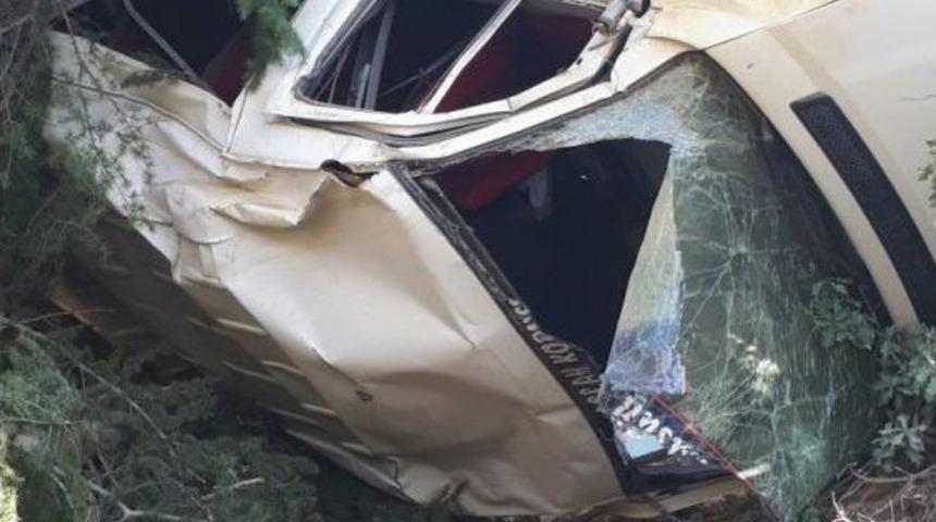 Minib&uuml;s Şarampole Yuvarlandı: 1 &Ouml;l&uuml;, 15 Yaralı