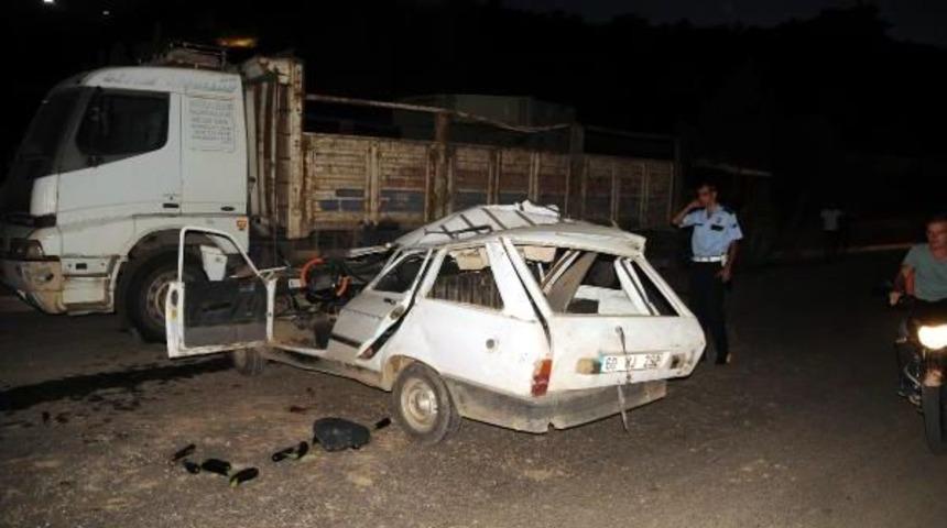 Otomobil, Park Halindeki Kamyona &Ccedil;arptı; 4 Yaralı